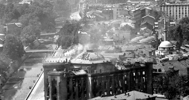Noć kad se spašavala historija: Prije 28 godina zapaljena sarajevska Vijećnica