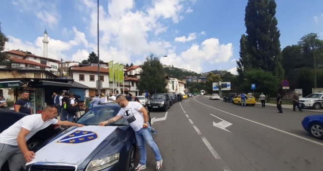 'Braćo, nijeste sami': U Sarajevu protestna vožnja u znak podrške Bošnjacima u Crnoj Gori