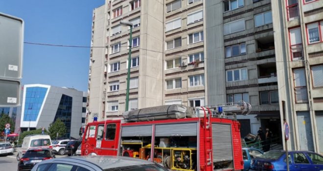 Drama na Alipašinom Polju: Muškarac prijetio da će skočiti s 5. sprata, policajci ga spasili u posljednji tren