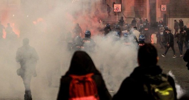 Trg kao ratna zona: Žestoki sukobi policije i demonstranata na protestima u Italiji zbog novih mjera