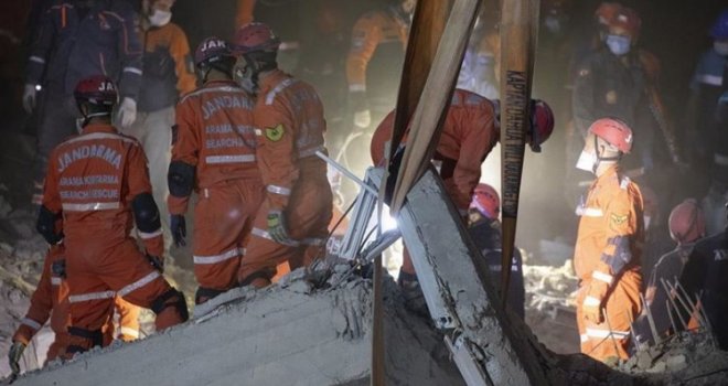 Ostao 33 sata zarobljen pod ruševinama i preživio: Spašen 55-godišnji muškarac u Izmiru 