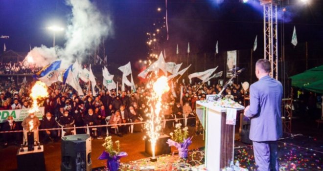 Njih se epidemija ne tiče: Stotine ljudi uz pjesmu i vatromet na predizbornom derneku PDA u Banovićima