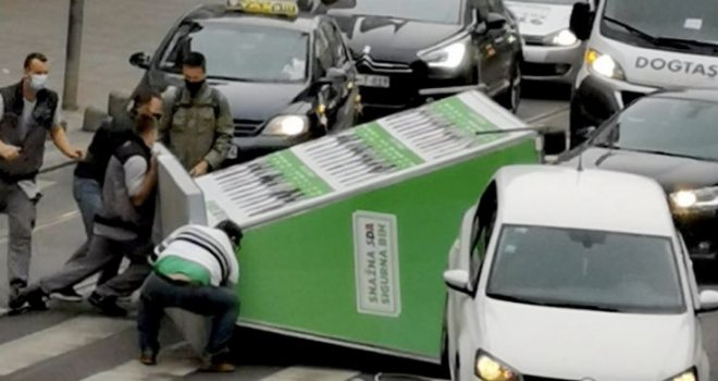  Sve vrijeme ih prati peh: Prevrnula se SDA prikolica u Titovoj ulici