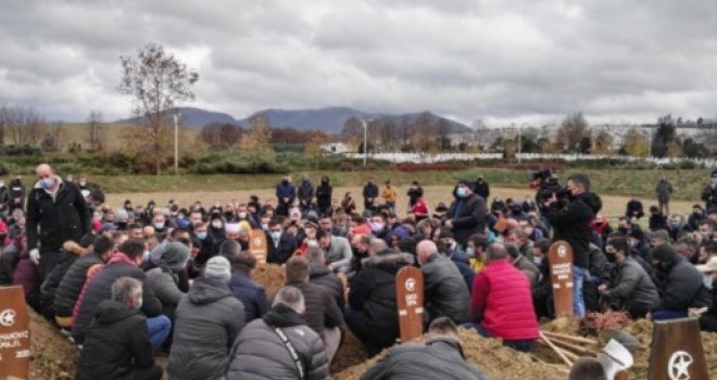 Golema tuga na mezarju: Porodica i prijatelji oprostili se od svirepo ubijenog Jasmina Berovića