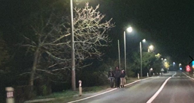 Pogledajte snimke: Migranti u grupama ulaze u Bihać u vrijeme policijskog sata