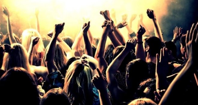 Na Jadranu ilegalni turbo folk dernek, 200 ljudi tulumarilo u podrumu... Susjedi u čudu: Ništa nismo čuli ni vidjeli!