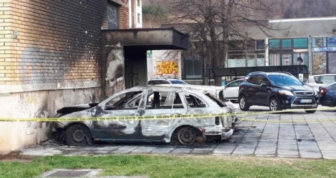 Izgorjeli automobili u sarajevskom naselju Dobrinja