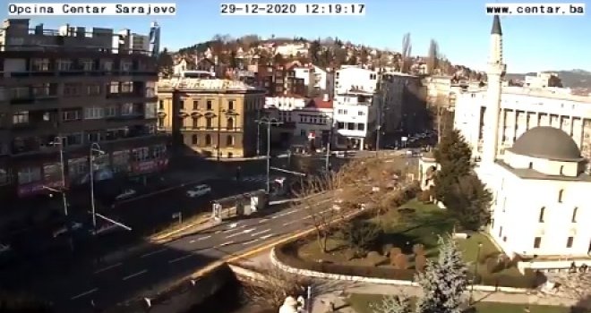 Trenutak zemljotresa zabilježile kamere u centru Sarajeva: Golubovi polijeću sa drveća, sve podrhtava...