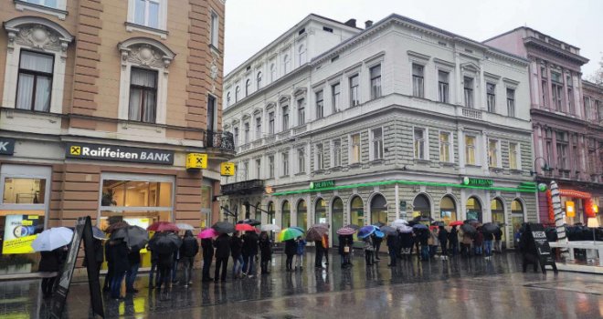 Šta je natjeralo Sarajlije da po ovom 'kijametu' satima stoje u redu na sred Ferhadije?!