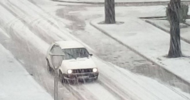 Olujno nevrijeme: Dok svi čekaju snijeg, Trebinje jutros pogodio grad!
