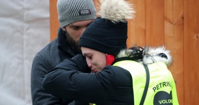 Splićanin i Petrinjka zaljubili se dok se tresla Petrinja, spojio ih Hajduk: Fotografija njihovog zagrljaja obišla je Hrvatsku