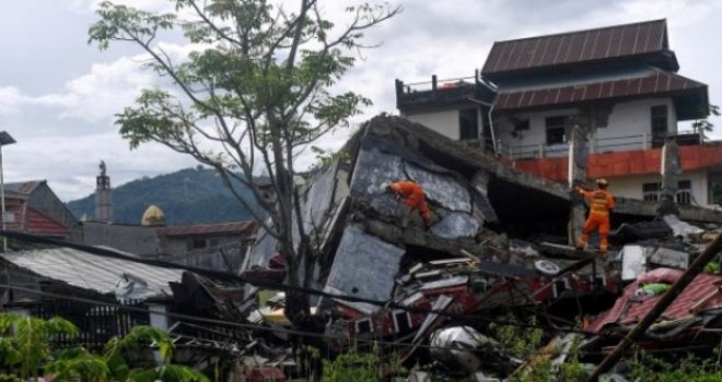 Razoran zemljotres pogodio Indoneziju, najmanje 73 osobe poginule, više od 800 povrijeđeno