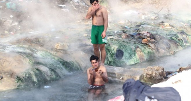 Svakodnevni tužni prizori u Sarajevu, a i širom BiH: Migranti se kupaju na izvoru na Ilidži uprkos velikim minusima