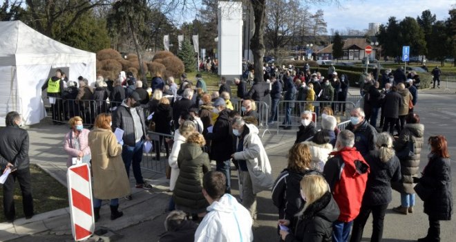 Dugački redovi za spas protiv korone: U Srbiji vakcinisano već preko 200.000 ljudi