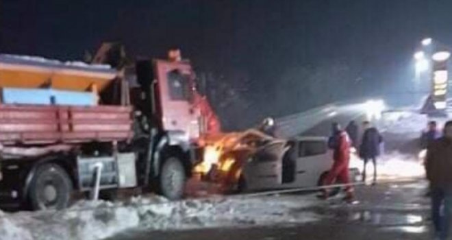 Dvije osobe poginule u stravičnoj nesreći kod Cazina: Automobil se sudario sa grtalicom