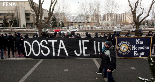 Protest grupe navijača ispred Nogometnog saveza BiH: Zahtijevamo poništenje izbora Peteva!