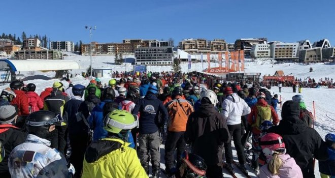 Kako se na Bjelašnici danas (ne) poštuju epidemiološke mjere: Ogromne gužve, a nigdje maske na vidiku