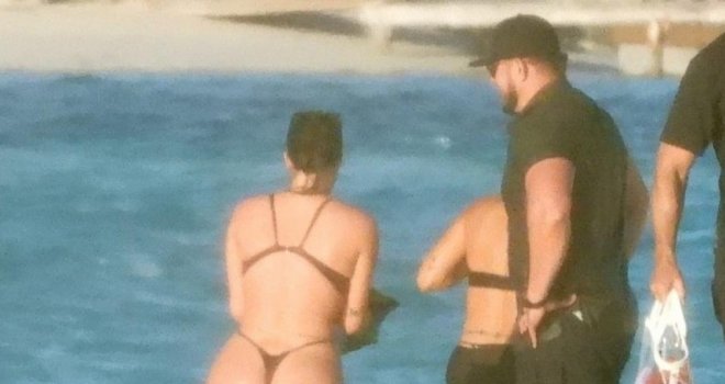 Paparazzi ulovili Kim Kardashian u najmanjem bikiniju ikad: Sestre uživaju na bajkovitom otoku