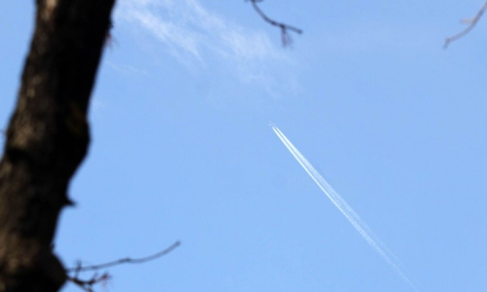 avion-plavo-nebo-suncano