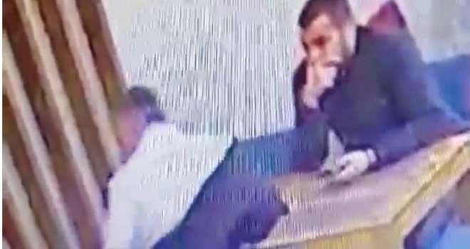 Pogledajte kako su odžeparili mladića u Sarajevu: Sjedili za susjednim stolom, pa jedan zavukao ruku...