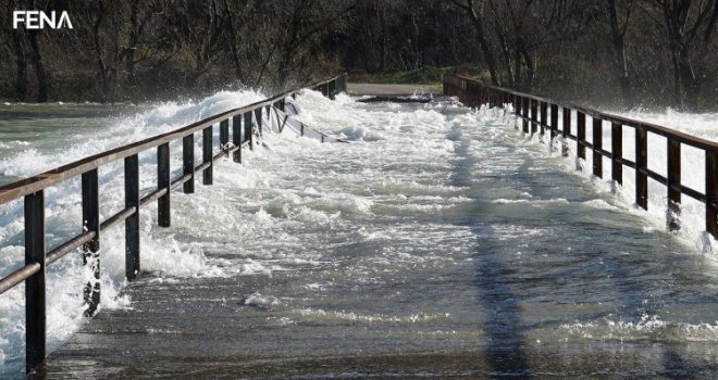 Poplavljen most u Baćevićima kod Mostara, u Ljubuškom proglašeno vanredno stanje