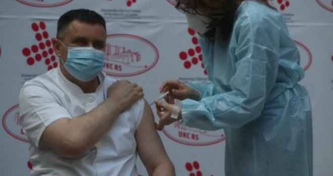 Počela imunizacija u BiH, direktor UKC-a RS prvi primio vakcinu protiv korone