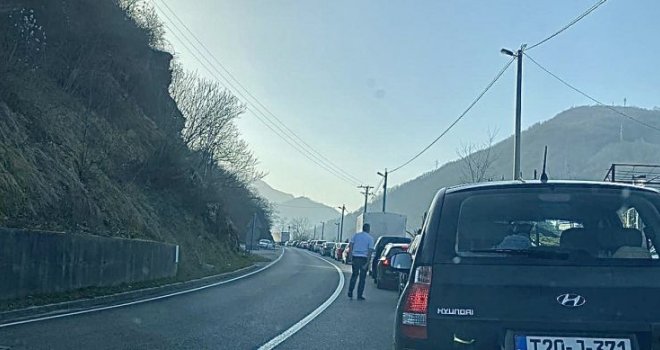 Kilometarske kolone prema jugu, ispred tunela Crnaja čeka se i do sat vremena