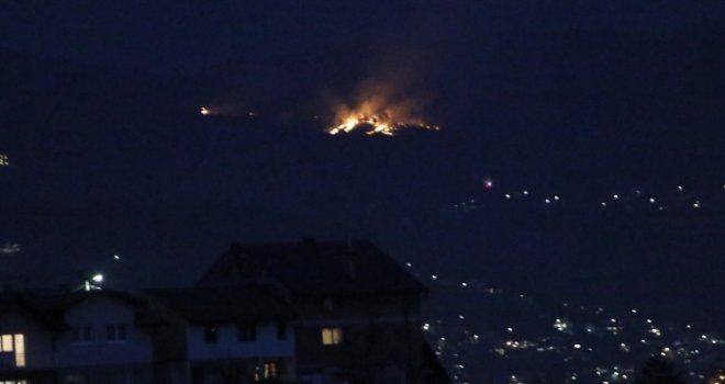 Zapalilo se rastinje iza Mercatora u Pofalićima, vatrogasci u Sarajevu imaju pune ruke posla  