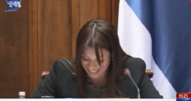 Srbijanskoj ministrici je sve smiješno: Jedva je čitala izvještaj, svi joj se smiju zbog 'općine kovid'