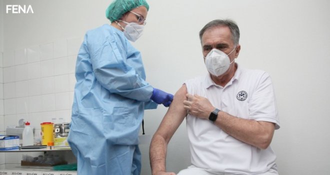  Počela vakcinacija osoblja Opće bolnice u Sarajevu, prvu vakcinu primio dr. Drljević