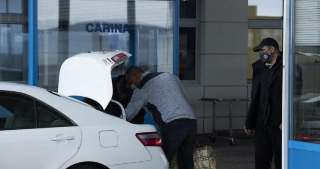 'Vadi sve!': Carina na granici s BiH pretresa svaki automobil, dugo se čeka...