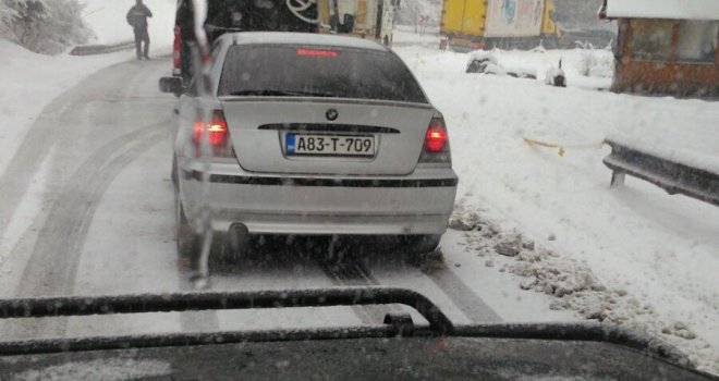 Ne putujte ako nije hitno, snijeg u BiH napravio haos: Obustavljen saobraćaj između četiri opštine, zatvoren granični prelaz 