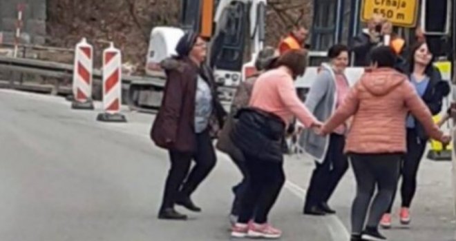 Kako da vam dugotrajno čekanje brže prođe: Zaigrali kolo ispred tunela Crnaja