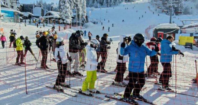 Građani pohrlili na planine, no neki na pola puta i odustali! Kilometarske kolone ka Bjelašnici, Igmanu, Jahorini...