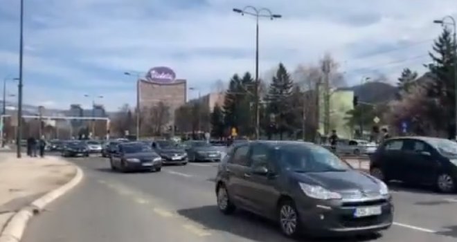 Stotine automobila voze kroz grad u znak podrške Bogiću Bogićeviću
