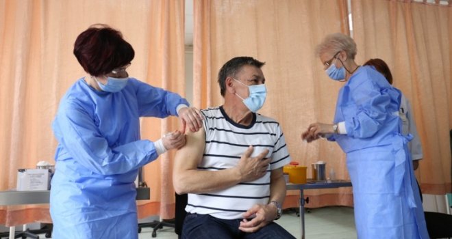 Gradonačelnik Zenice se javno vakcinisao i zamolio građane da budu odgovorni: Broj prijavljenih nije ohrabrujući