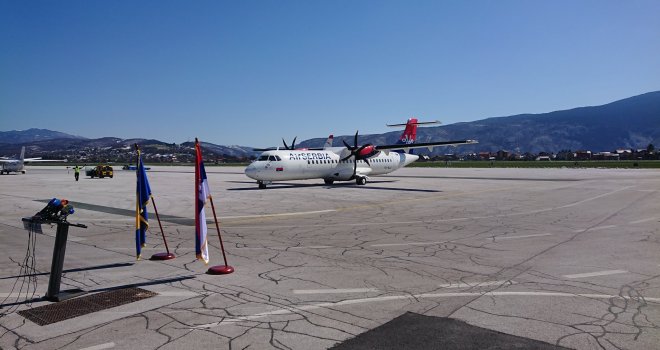 Na Sarajevski aerodrom stiglo 10.000 doza vakcina 'AstraZeneca' iz Srbije