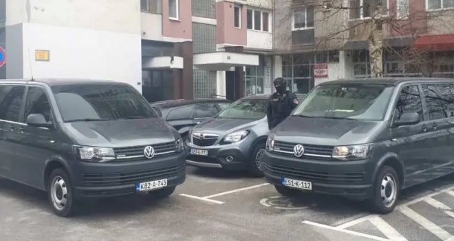 FUP vrši pretrese u Sarajevu, zaplijenjena veća količina oružja