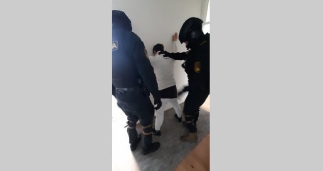 FUP na Otoci uhapsio dvojicu braće: Jednog tražili zbog pedofilije, kod drugog našli arsenal oružja