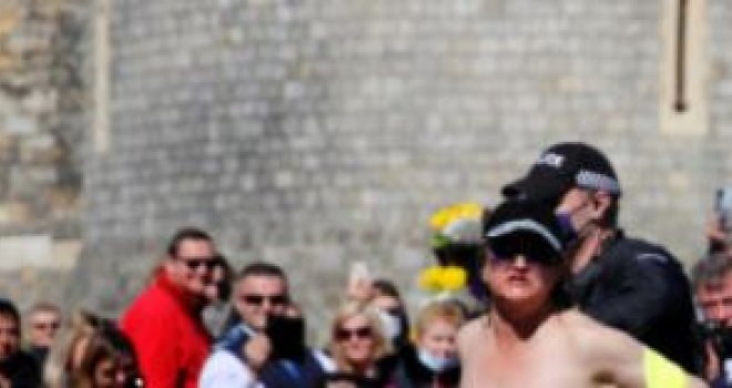 Incident tokom sahrane princa Filipa: Žena bez majice trčala ispred zamka Vindzor