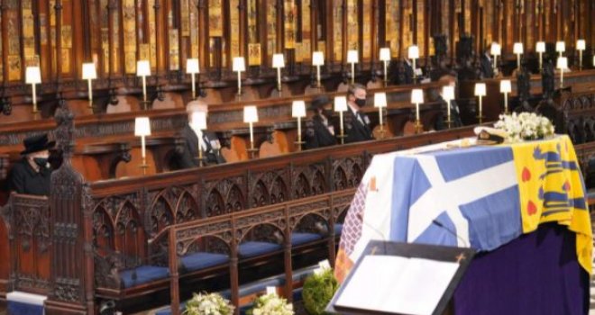 Na vječni počinak ispraćen princ Filip: Kraljica Elizabeta sjedila je sama