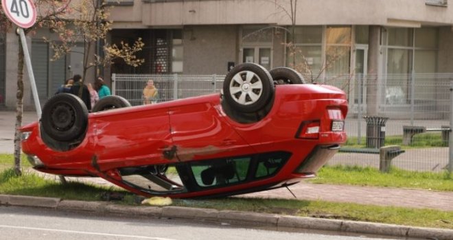 Saobraćajna nesreća u Sarajevu, automobil završio na krovu