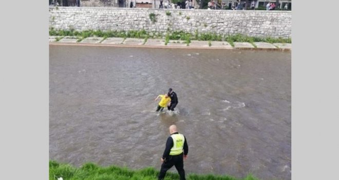  Drama u Sarajevu: Muškarac skočio u Miljacku sa mosta Suade i Olge, intervenisali policajci