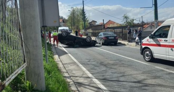 Sudar tri vozila u centru Sarajeva: Jedan automobil završio na krovu