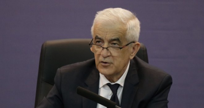 Ministar Vjekoslav Mandić u teškom stanju, priključen je na respirator