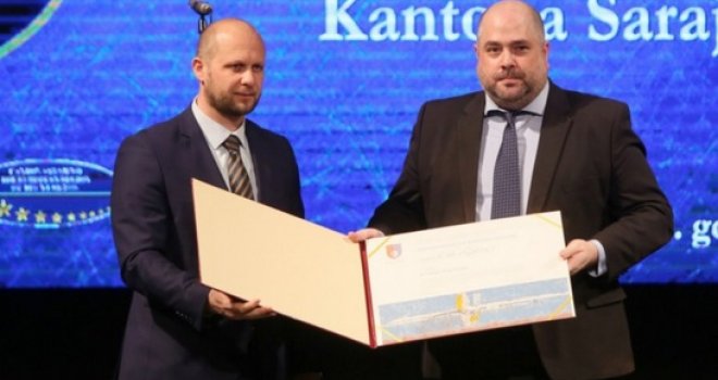 Uručene plakete i priznanja: Erik Larson počasni građanin Kantona Sarajevo, a ostali dobitnici su...