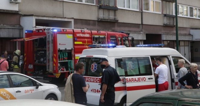 Izbio požar u stanu na Dolac Malti, dvije osobe prevezene u KCUS: Vlasnik kafića istrčao sa bocom za gašenje...