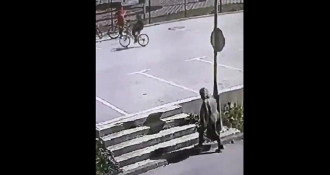 Poznajete li ženu sa snimka? Uzela je mobitel od djeteta i nastavila dalje...