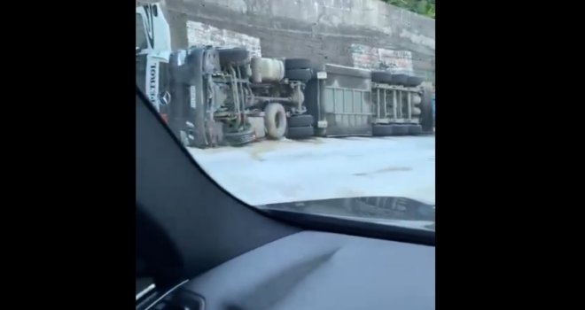 Haos na Bradini, prevrnula se cisterna: Vozač izgubio kontrolu, nafta se izlila po cesti...