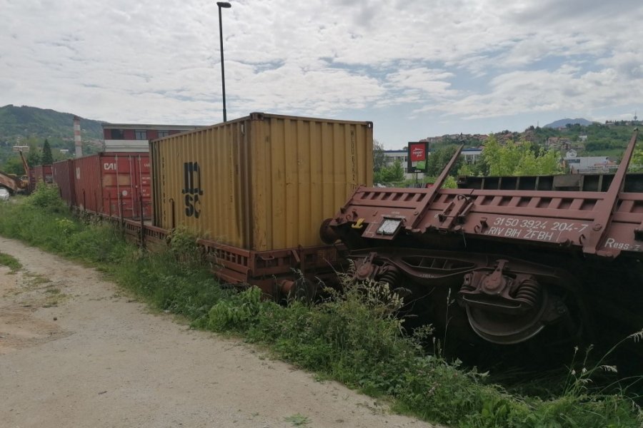 fna-vogosca-prevrnuti-teretni-voz